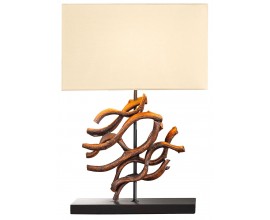 Rustikálna stolová lampa s obdĺžnikovým krémovým tienidlom a umelecky tvarovanou podstavou z kaučuku a z prírodného dreva v teplom hnedom odtieni