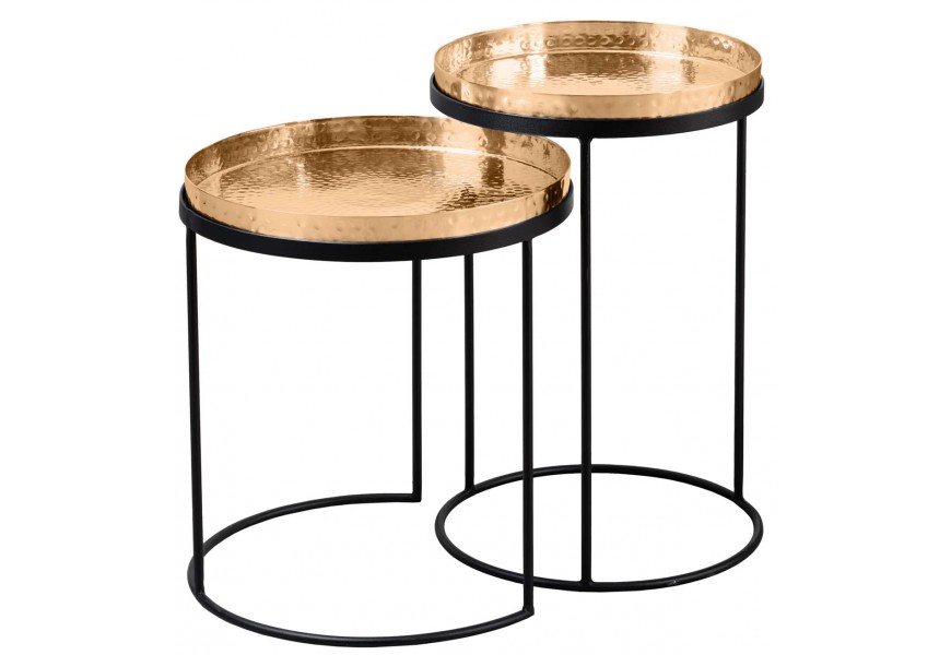 Set art-deco príručných stolíkov s okrúhlymi kovovými doskami v teplej zlatej farbe s jemnou kladivkovou štruktúrou a čiernymi kovovými podstavami s oblúkovým zakončením