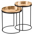 Set art-deco príručných stolíkov s okrúhlymi kovovými doskami v teplej zlatej farbe s jemnou kladivkovou štruktúrou a čiernymi kovovými podstavami s oblúkovým zakončením
