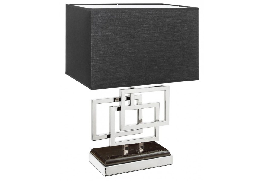 Dizajnová stolová lampa s čiernym hranatým textilným tienidlom a geometrickým podstavcom z lesklého chrómového kovu s prepletenými obdĺžnikmi, doplnená o elegantnú základňu s čiernym mramorovým efektom