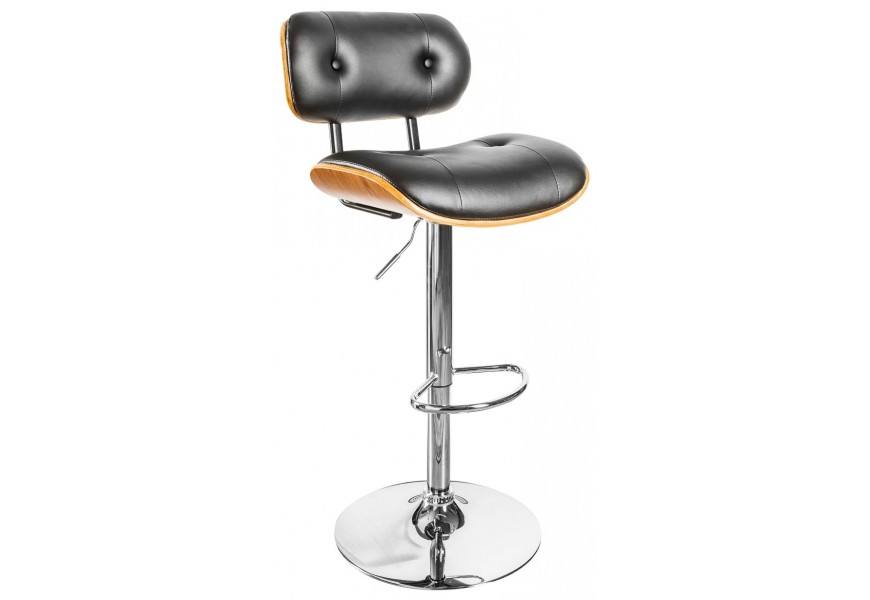 Dizajnová barová stolička s poťahom z čiernej imitácie kože s prešívaním a gombíkmi, ergonomicky tvarovaným sedadlom s dreveným okrajom a výškovo nastaviteľnou kovovou podstavou s opierkou na nohy v lesklom chróme