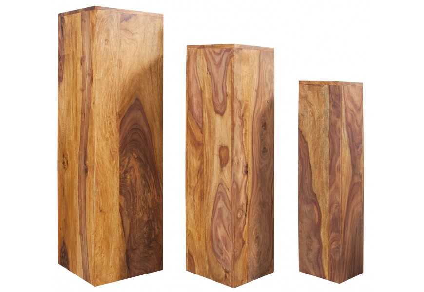 Dekoratívne podstavce v troch výškach z masívneho dreva sheesham s prírodnou kresbou a teplým hnedým tónom, vhodné na vystavenie vázy, sochy či rastlín, ideálne do interiérov v prírodnom, rustikálnom alebo koloniálnom štýle