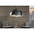 Závesná lampa s polkruhovým tienidlom z čierneho kovu a výrazným strieborným vnútrom s patinovaným efektom, ideálna ako výrazný prvok nad jedálenský stôl alebo do loftového interiéru
