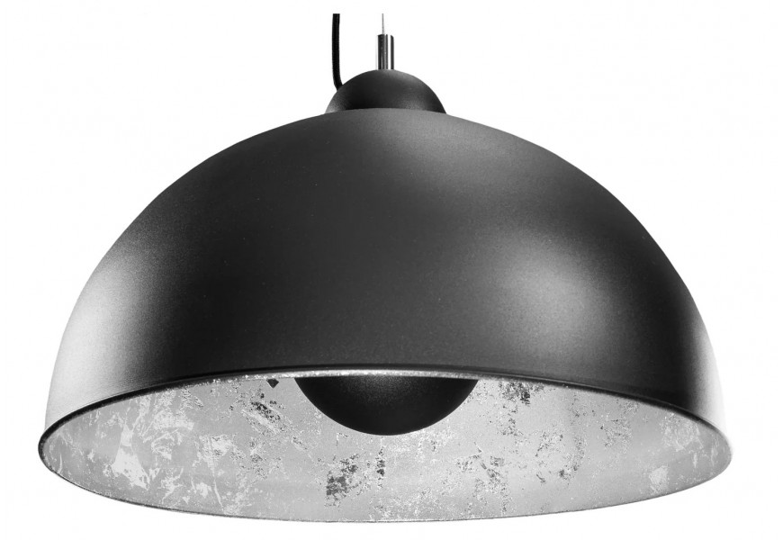 Závesná lampa s polkruhovým tienidlom z čierneho kovu a výrazným strieborným vnútrom s patinovaným efektom, ideálna ako výrazný prvok nad jedálenský stôl alebo do loftového interiéru