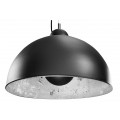 Závesná lampa s polkruhovým tienidlom z čierneho kovu a výrazným strieborným vnútrom s patinovaným efektom, ideálna ako výrazný prvok nad jedálenský stôl alebo do loftového interiéru
