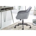 Dizajnová kancelárska stolička v tvare klubového kresla s čalúnením zo sivého zamatového poťahu s dekoratívnym prešívaním a čiernou otočnou kovovou podstavou na kolieskach