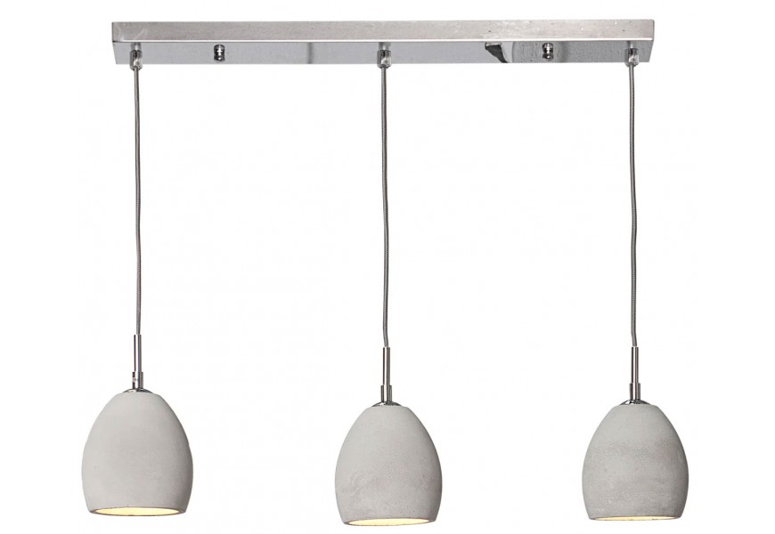 Dizajnový závesný luster s tromi oválnymi tienidlami v podobe betónu v svetlosivej farbe na kovových lankách a obdĺžnikovou kovovou základňou v industriálnom štýle