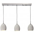 Dizajnový závesný luster s tromi oválnymi tienidlami v podobe betónu v svetlosivej farbe na kovových lankách a obdĺžnikovou kovovou základňou v industriálnom štýle