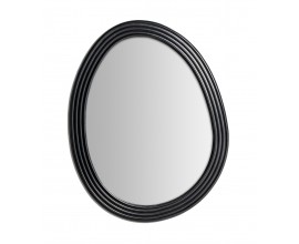 Glamour zrkadlo Kaler s čiernym lesklým rámom z kovu a živice v asymetrickom vajíčkovom tvare s trojitým žliabkovaním