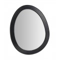 Glamour zrkadlo Kaler s čiernym lesklým rámom z kovu a živice v asymetrickom vajíčkovom tvare s trojitým žliabkovaním