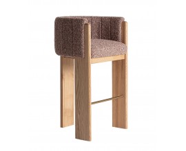 Škandinávska masívna stolička Navagio z dubového dreva v hnedej farbe s vysokými plochými nožičkami a čalúneným operadlom v tvare U v hnedej farbe