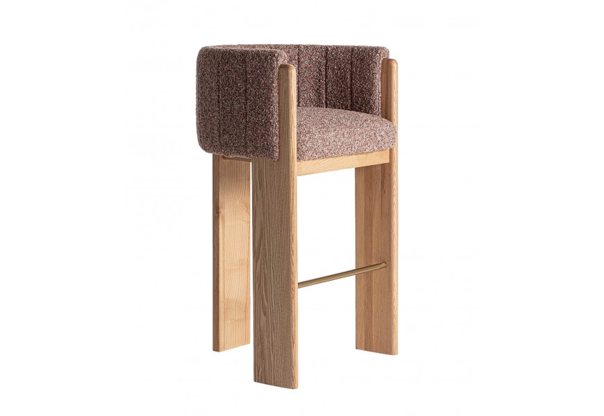 Škandinávska masívna stolička Navagio z dubového dreva v hnedej farbe s vysokými plochými nožičkami a čalúneným operadlom v tvare U v hnedej farbe