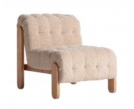 Retro dizajnové kreslo Aliona čalúnené béžovým bouclé poťahom so zaobleným operadlom a hnedou masívnou konštrukciou s oblými nožičkami