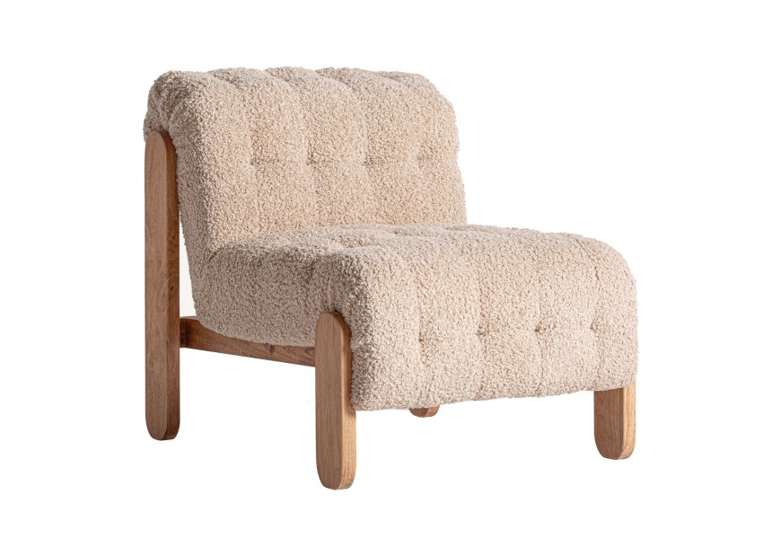 Retro dizajnové kreslo Aliona čalúnené béžovým bouclé poťahom so zaobleným operadlom a hnedou masívnou konštrukciou s oblými nožičkami