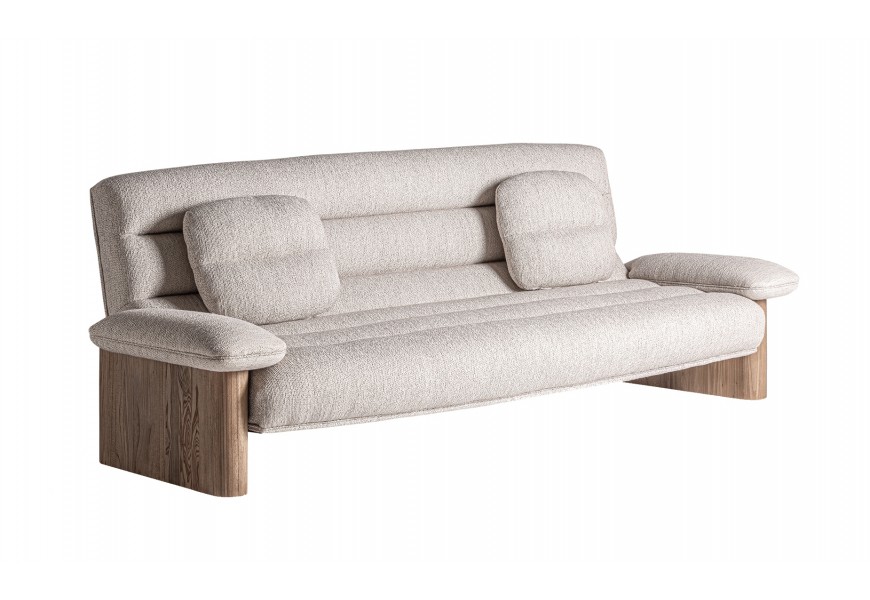 Luxusná moderná trojmiestna sedačka Jacque v béžovom látkovom poťahu s valcovým prešívaním a nožičkami v hnedej farbe v dubovom prevedení
