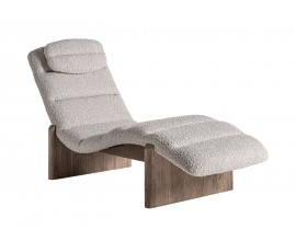 Moderné luxusné lehátko Jacque s ergonomickým tvarom vlny, béžovým čalúnením a dvomi hnedými brestovými nožičkami s priečnou oporou