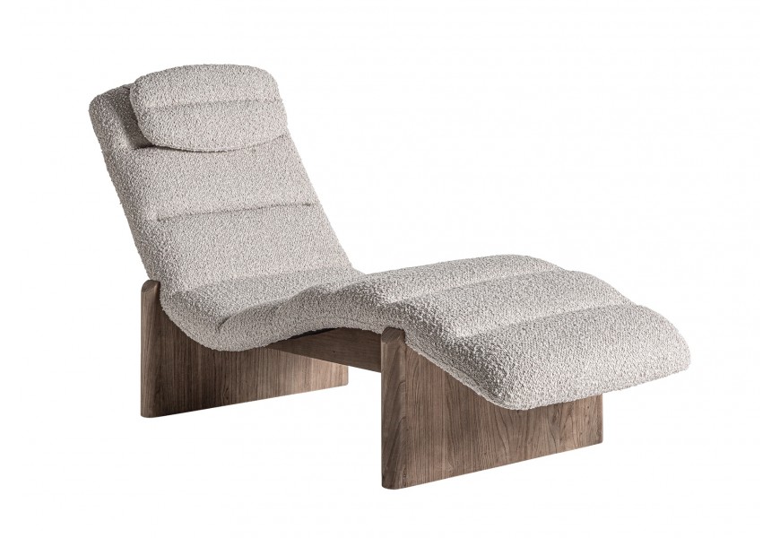 Moderné luxusné lehátko Jacque s ergonomickým tvarom vlny, béžovým čalúnením a dvomi hnedými brestovými nožičkami s priečnou oporou