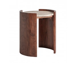 Luxusný art deco okrúhly príručný stolík Tivoi s travertínovou béžovou doskou a oblými nožičkami z hnedého mangového dreva 45 cm