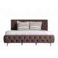Luxusná chesterfield hnedá čalúnená posteľ Mia s prešívaním a vysokým čelom a kovovými nožičkami 223 cm 