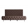 Luxusná chesterfield hnedá čalúnená posteľ Mia s prešívaním a vysokým čelom a kovovými nožičkami 223 cm 