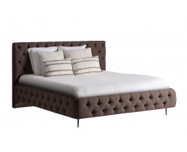 Luxusná chesterfield hnedá čalúnená posteľ Mia s prešívaním a vysokým čelom a kovovými nožičkami 223 cm 