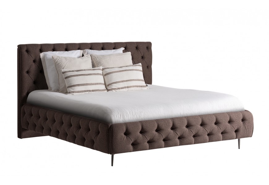Luxusná chesterfield hnedá čalúnená posteľ Mia s prešívaním a vysokým čelom a kovovými nožičkami 223 cm 