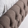 Luxusná chesterfield hnedá čalúnená posteľ Mia s prešívaním a vysokým čelom a kovovými nožičkami 223 cm 