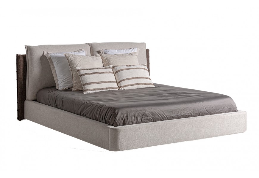 Luxusná dizajnová posteľ Mariano s dvojvrstvovým čalúneným čelom v hnedej a sivej farbe s bočnými oceľovými detailmi so základňou so zaoblenými rohmi v sivej farbe s nízkymi čiernymi nožičkami