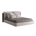 Luxusná dizajnová posteľ Mariano s dvojvrstvovým čalúneným čelom v hnedej a sivej farbe s bočnými oceľovými detailmi so základňou so zaoblenými rohmi v sivej farbe s nízkymi čiernymi nožičkami
