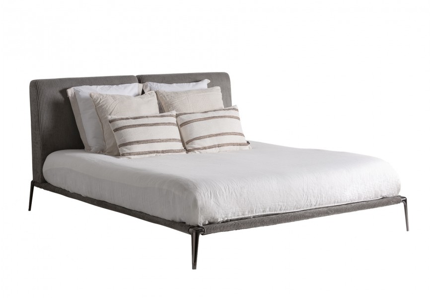 Luxusná dizajnová manželská posteľ Lindberg s hranatým čelom z dvoch častí s čalúnením a menčestrovým poťahom v sivej farbe s kovovým rámom s textilnými detailmi a lesklými chrómovými nožičkami v sivej farbe