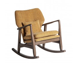 Luxusné moderné žlté čalúnené hojdacie kreslo Chiara s vysokou chrbtovou opierkou a vankúšom na opretie a sedenie s dekoratívnym prešívaním s okrúhlymi gombíkmi s rámom a bočnými opierkami z masívneho dreva v tmavej hnedej farbe