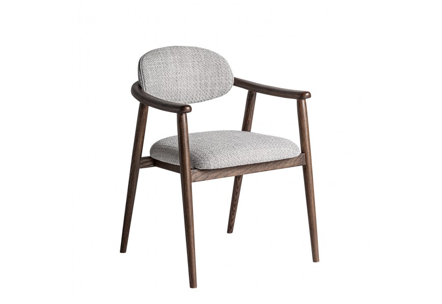 Luxusná dizajnová jedálenská stolička Trieste s masívnou drevenou konštrukciou v matnej tmavej hnedej farbe s kresbou letokruhov so šikmými nožičkami a opierkami na ruky s čalúnenou oválnou chrbtovou opierkou a sedadlom s poťahom v sivej melírovanej farbe