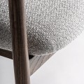 Luxusná moderná čalúnená jedálenská stolička Trieste so sivým melírovaným poťahom a tmavohnedým dreveným rámom s opierkami 78 cm