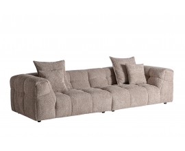 Luxusná moderná štvormiestna sedačka Nestor so svetlým hnedým poťahom s geometrickým štvorcovým prešívaním a vankúšmi 284 cm