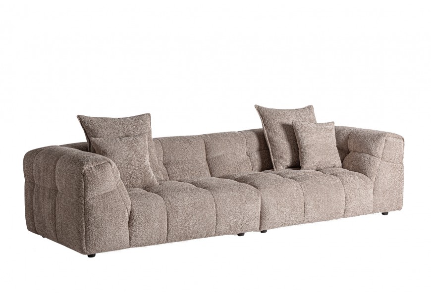 Luxusná dizajnová čalúnená sedačka Nestor pre štyri osoby s hranatými opierkami a prešívaním so štvorcovým vzorom so štyrmi vankúšmi s textilným poťahom s plyšovou štruktúrou v hnedej farbe na nízkych valcovitých drevených tmavohnedých nožičkách