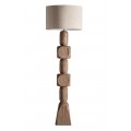 Luxusná masívna stojaca lampa Ninewe s podstavou so šiestich vyrezávaných geometrických prvkov z mangového dreva v naturálnej hnedej farbe s valcovitým tienidlom v béžovej farbe z prírodného jutového vlákna