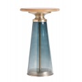 Luxusný dizajnový príručný stolík Asuris s okrúhlou vrchnou doskou z dreva v naturálnej svetlej hnedej farbe s kužeľovitou podstavou zo skla v modrej farbe s gradientovým efektom s lesklými kovovými detailmi v zlatej farbe