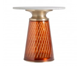 Dizajnový glamour okrúhly sklenený príručný stolík Auremo s bielou mramorovou doskou s kovovým prstencovým pásom v zlatej farbe so sklenenou nohou v oranžovej farbe s diagonálnym dekoratívnym reliéfom