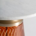 Luxusný glamour okrúhly príručný stolík Auremo z bieleho mramoru s podstavou zo zlatého kovu a oranžového skla 47 cm