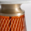 Luxusný glamour okrúhly príručný stolík Auremo z bieleho mramoru s podstavou zo zlatého kovu a oranžového skla 47 cm