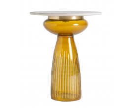 Luxusný glamour mramorový príručný stolík Ormella s bielou okrúhlou vrchnou doskou s kovovým pásom v zlatej farbe so sklenenou nohou organického tvaru v oranžovej farbe s dekoratívnym drážkovaním