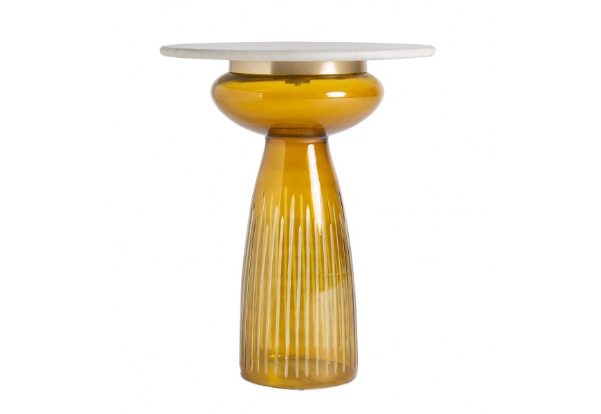 Luxusný glamour mramorový príručný stolík Ormella s bielou okrúhlou vrchnou doskou s kovovým pásom v zlatej farbe so sklenenou nohou organického tvaru v oranžovej farbe s dekoratívnym drážkovaním