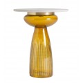 Luxusný glamour mramorový príručný stolík Ormella s bielou okrúhlou vrchnou doskou s kovovým pásom v zlatej farbe so sklenenou nohou organického tvaru v oranžovej farbe s dekoratívnym drážkovaním
