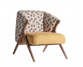 Luxusné moderné kreslo Brilon s chrbtovou opierkou s predĺženými bočnými stranami s čalúnením a poťahom v hnedej a bielej farbe s bodkovaným vzorom so sedadlom s horčicovo žltým poťahom a rámom z masívneho dreva v svetlej hnedej farbe