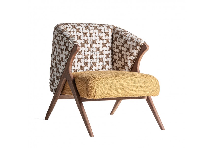 Luxusné moderné kreslo Brilon s chrbtovou opierkou s predĺženými bočnými stranami s čalúnením a poťahom v hnedej a bielej farbe s bodkovaným vzorom so sedadlom s horčicovo žltým poťahom a rámom z masívneho dreva v svetlej hnedej farbe