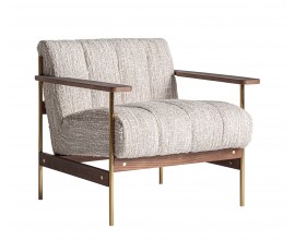 Luxusné moderné čalúnené kreslo Halor s hranatou opierkou a sedacou časťou s poťahom z textilu so výraznou štruktúrou v odtieňoch béžovej so štíhlymi kovovými nožičkami v zlatej farbe a bočnými opierkami a spojnicami z masívneho dreva v tmavej hnedej farbe z kresbou letokruhov