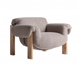 Luxusné dizajnové kreslo Harlow so širokým sedadlom a penovým čalúnením s poťahom v sivej melírovanej farbe s preveseným dizajnom s lineárnym rámom v svetlej hnedej farbe z masívneho dreva so štyrmi nohami