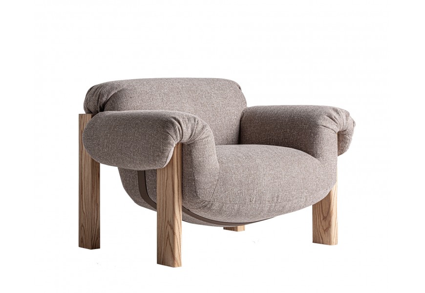 Luxusné dizajnové kreslo Harlow so širokým sedadlom a penovým čalúnením s poťahom v sivej melírovanej farbe s preveseným dizajnom s lineárnym rámom v svetlej hnedej farbe z masívneho dreva so štyrmi nohami