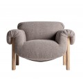 Luxusné moderné čalúnené kreslo Harlow so sivým textilným poťahom a hnedým masívnym rámom 112 cm