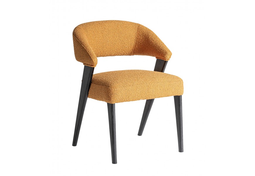 Luxusná dizajnová buklé jedálenská stolička Fragonio s drevenou konštrukciou z dubového a kaučukovníkového dreva v čiernej farbe so šikmými nožičkami s čalúneným sedadlom a chrbtovou opierkou v horčicovej žltej farbe